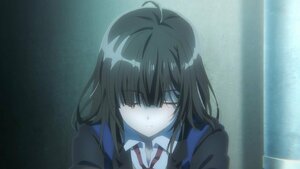 Гэрлийн шон дор суух өсвөр насны охин